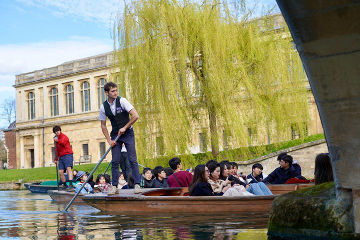 Cambridge Student-Led Shared Punting Tour (English or Chinese)