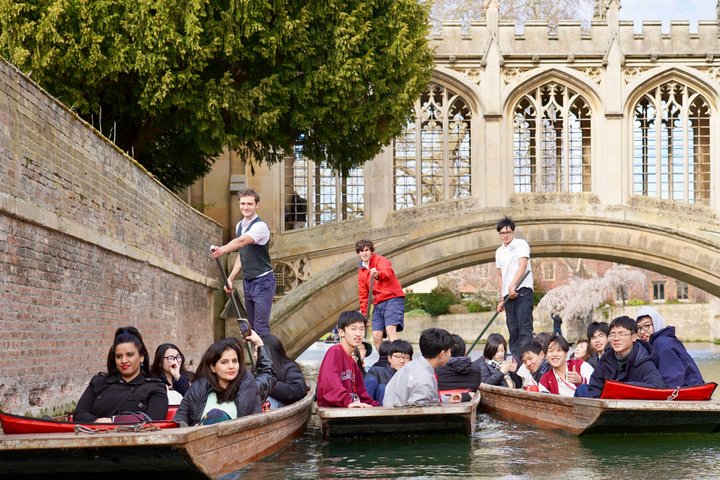 Cambridge Student-Led Shared Punting Tour (English or Chinese)