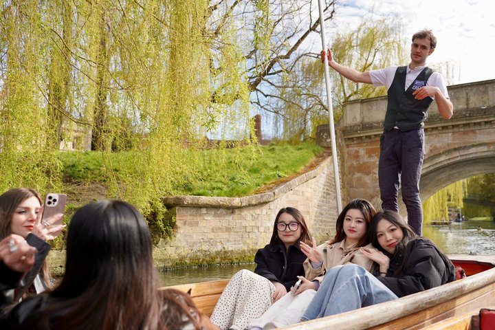 Cambridge Student-Led Shared Punting Tour (English or Chinese)