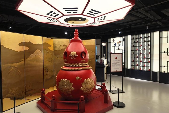 Top-Rated Hong Kong Tour: Peak Tram, Dim Sum & Cultural Sights