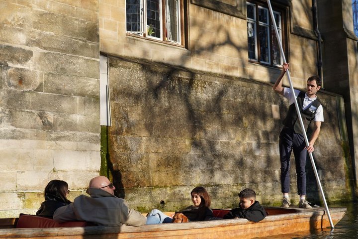 Cambridge Student-Led Shared Punting Tour (English or Chinese)