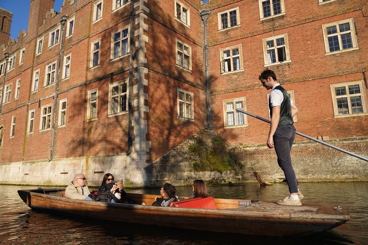 Cambridge Student-Led Shared Punting Tour (English or Chinese)