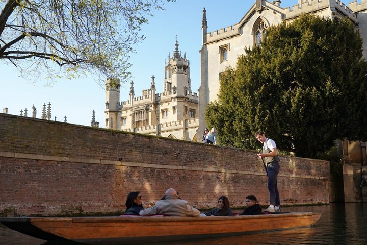 Cambridge Student-Led Shared Punting Tour (English or Chinese)