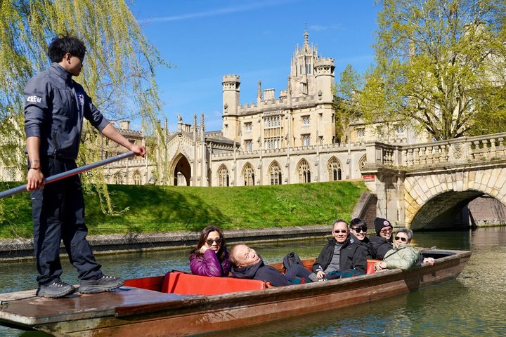 Cambridge Student-Led Shared Punting Tour (English or Chinese)