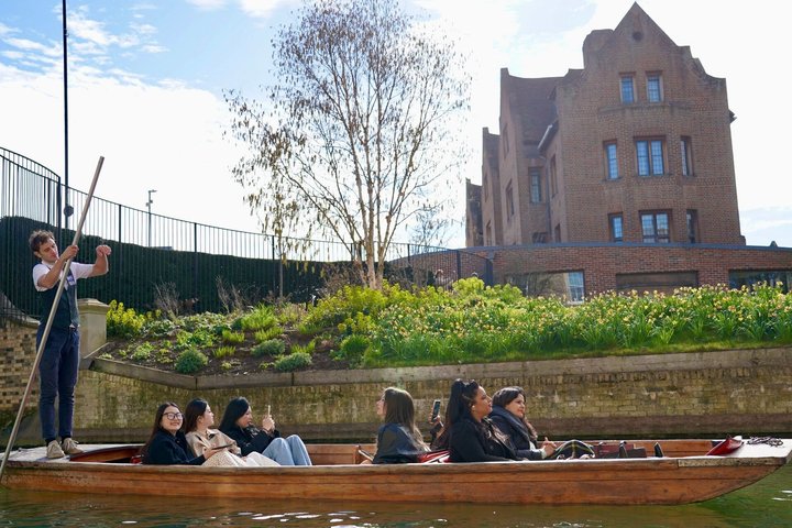 Cambridge Student-Led Shared Punting Tour (English or Chinese)