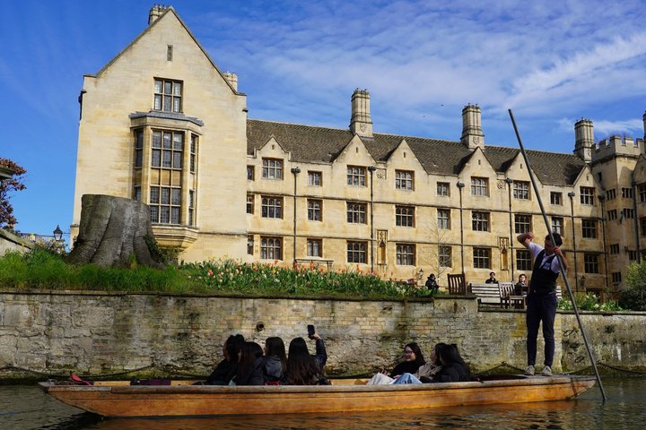 Cambridge Student-Led Shared Punting Tour (English or Chinese)