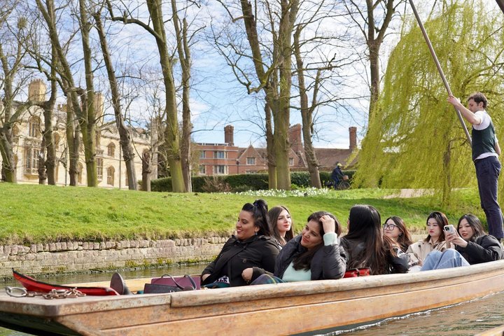 Cambridge Student-Led Shared Punting Tour (English or Chinese)