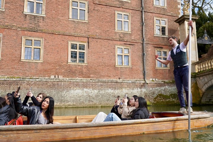 Cambridge Student-Led Shared Punting Tour (English or Chinese)