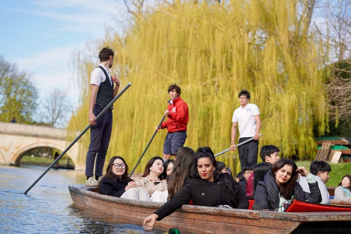 Cambridge Student-Led Shared Punting Tour (English or Chinese)