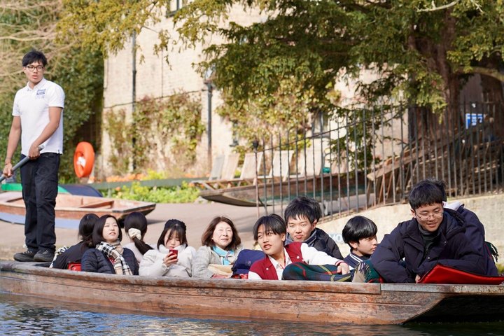Cambridge Student-Led Shared Punting Tour (English or Chinese)