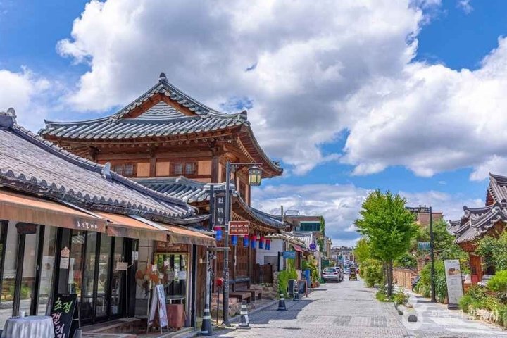Culture, Hanbok and Local Heritage in Jeonju Walking Tour