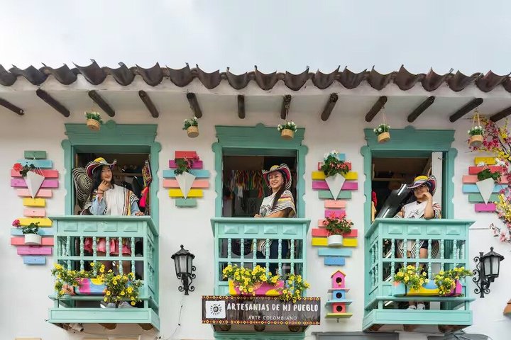 Guatapé Full Day Tour – Piedra del Peñol with meals & boat tour