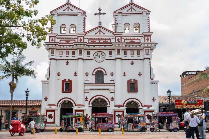 Guatapé Full Day Tour – Piedra del Peñol with meals & boat tour