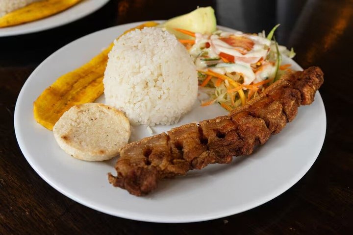Guatapé Full Day Tour – Piedra del Peñol with meals & boat tour