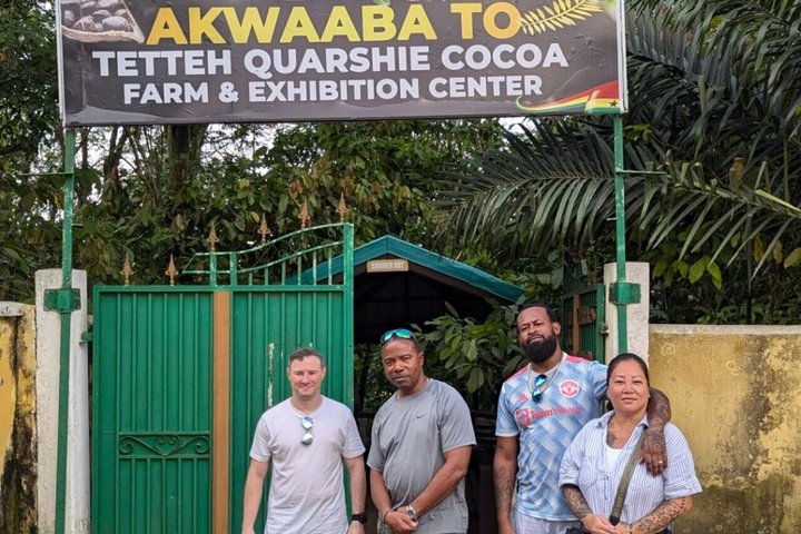 From Accra: Waterfalls, Aburi Gardens & Cocoa Farm Day Tour