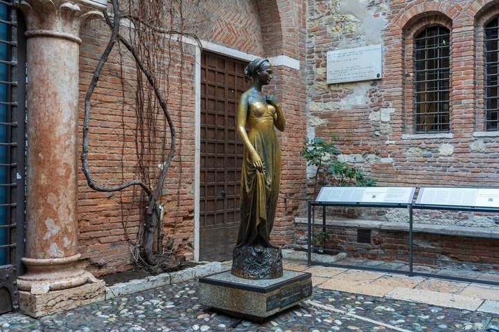 Verona: Tour with Arena, Cable Car and Optional Juliet Tickets