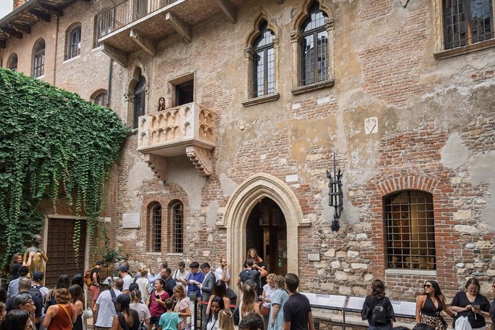 Verona: Tour with Arena, Cable Car and Optional Juliet Tickets