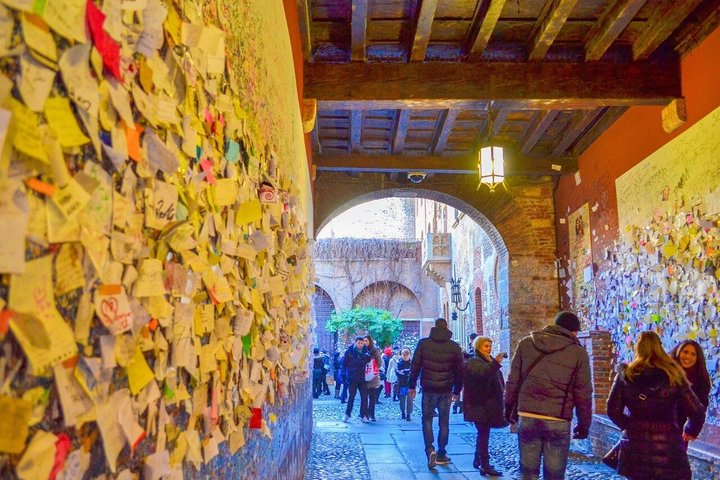 Verona: Tour with Arena, Cable Car and Optional Juliet Tickets