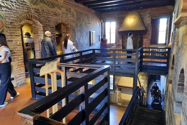 Verona: Tour with Arena, Cable Car and Optional Juliet Tickets
