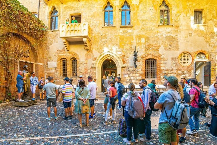 Verona: Tour with Arena, Cable Car and Optional Juliet Tickets