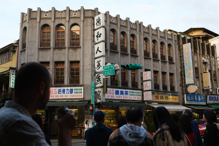 Taipei: Your First Day Food Tour with Locals & 12+ Tastings