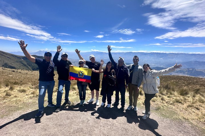 PRIVATE City Tour: Quito Colonial, Half the World and Cable Car