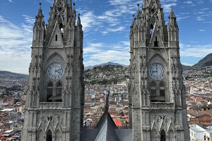 PRIVATE City Tour: Quito Colonial, Half the World and Cable Car
