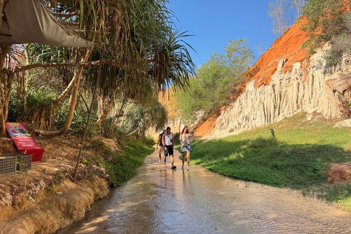 5-Hour Sunrise or Sunset Jeep Tour from Mui Ne
