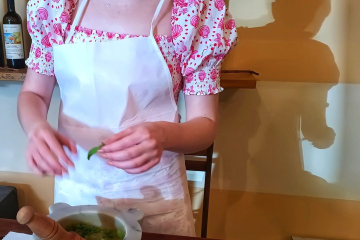 Cinque Terre: Authentic Pesto Cooking Class & Wine in Manarola