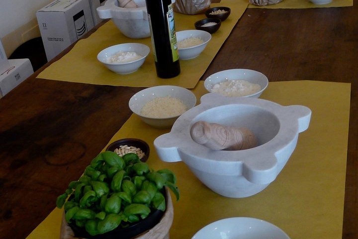 Cinque Terre: Authentic Pesto Cooking Class & Wine in Manarola