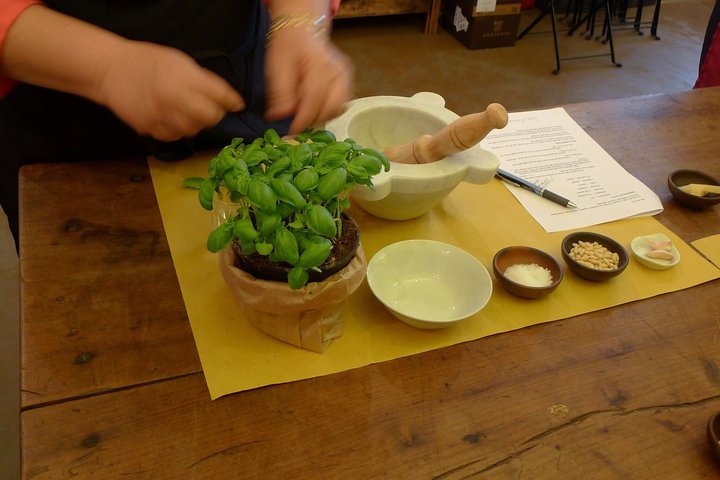 Cinque Terre: Authentic Pesto Cooking Class & Wine in Manarola