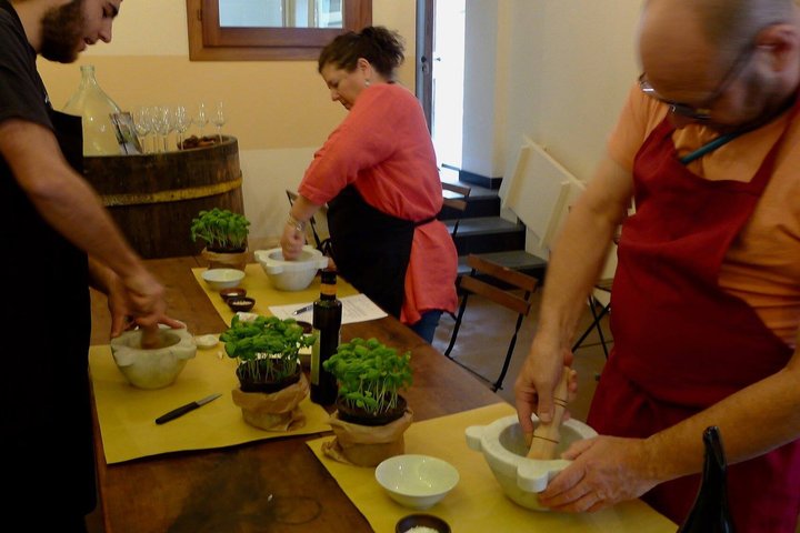 Cinque Terre: Authentic Pesto Cooking Class & Wine in Manarola