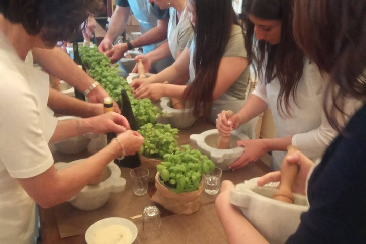 Cinque Terre: Authentic Pesto Cooking Class & Wine in Manarola
