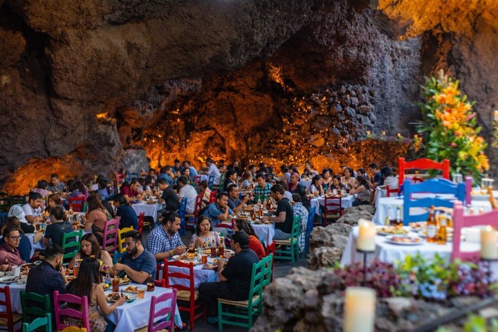 Balloon flight + Grotto breakfast + Pyramids tour from Mexico City