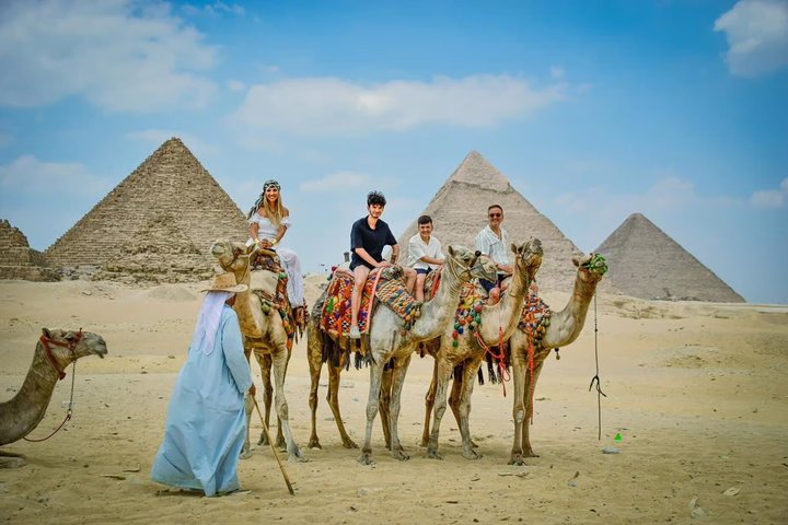 Hurghada to Cairo Small Group Day Trip: Pyramids, Lunch & GEM