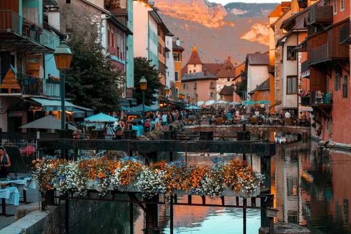 Annecy Two Hour Insider Walking Tour With Local Guide