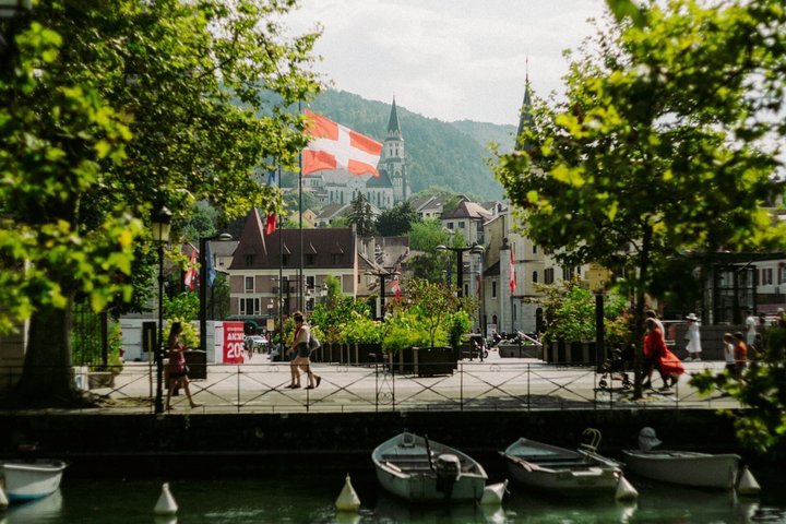 Annecy Two Hour Insider Walking Tour With Local Guide