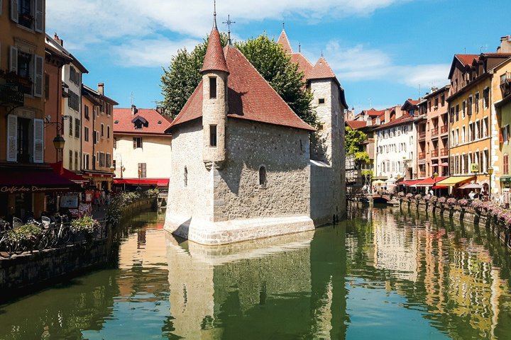 Annecy Two Hour Insider Walking Tour With Local Guide