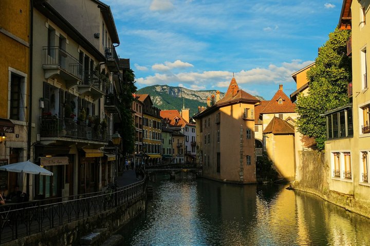 Annecy Two Hour Insider Walking Tour With Local Guide