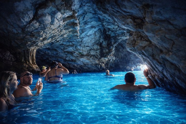 Makarska 3-Island Speedboat Tour: Blue Cave on Hvar & Blue Lagoon