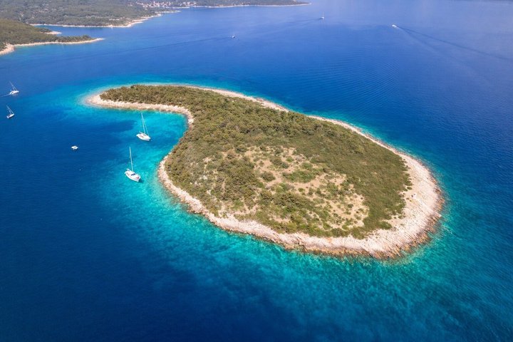 Makarska 3-Island Speedboat Tour: Blue Cave on Hvar & Blue Lagoon