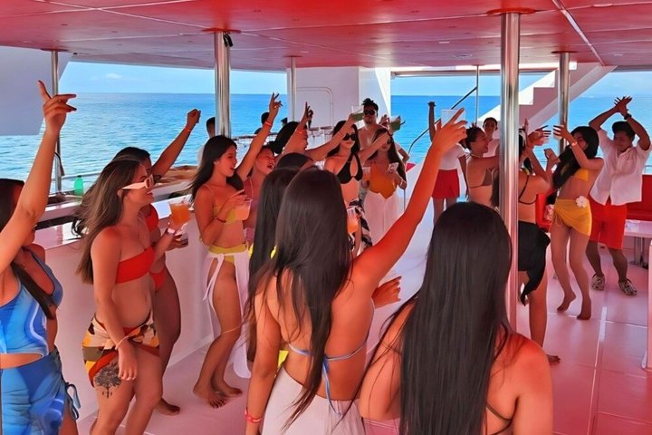 Boracay Party Boat: Yacht Adventure with DJ & Water Sports