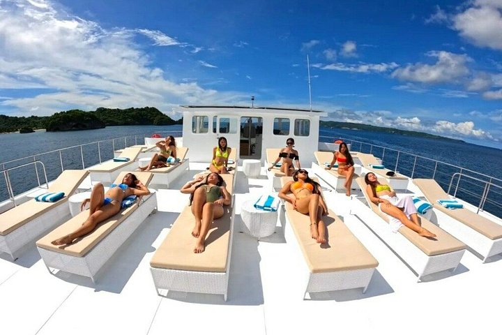 Boracay Party Boat: Yacht Adventure with DJ & Water Sports