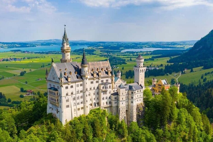 Neuschwanstein Castle Skip-the-Line Guided Tour & Shuttle Service
