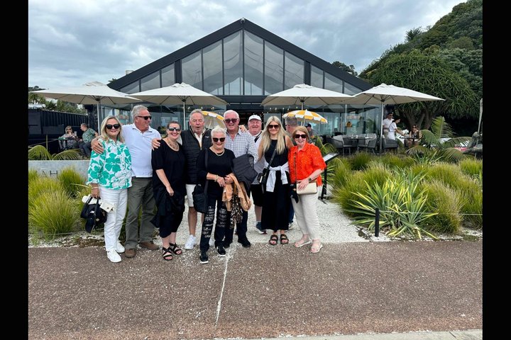 Auckland: Waiheke Island Seafront Lunch & Premium Wine Tour