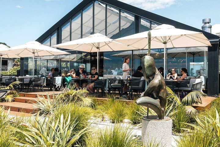 Auckland: Waiheke Island Seafront Lunch & Premium Wine Tour