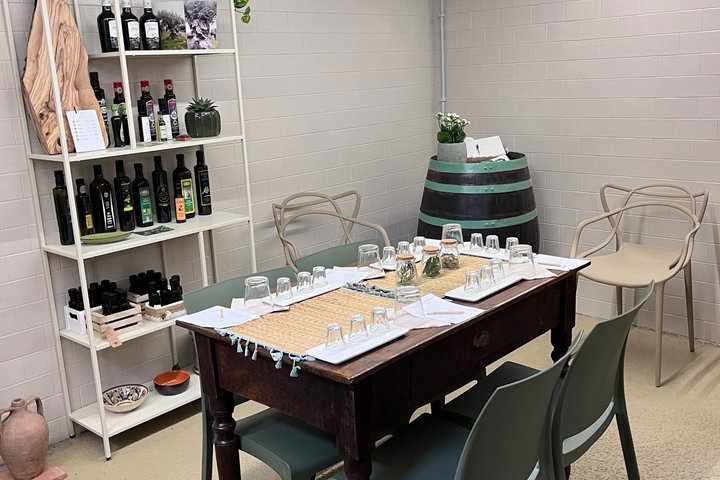 Oil-tasting experience near Cefalu
