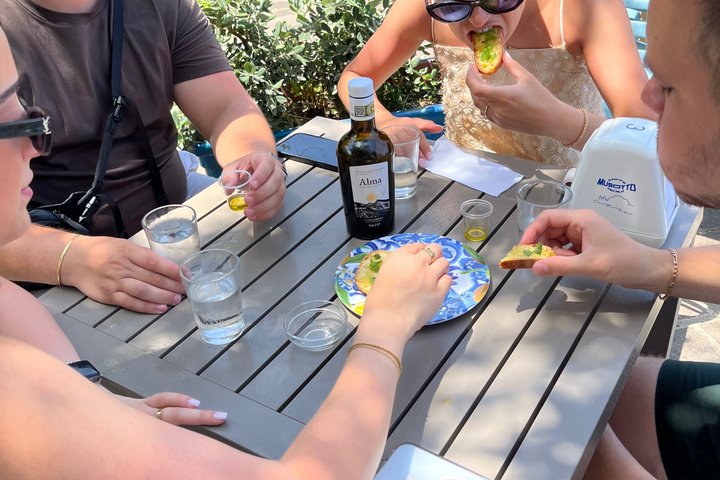 Oil-tasting experience near Cefalu