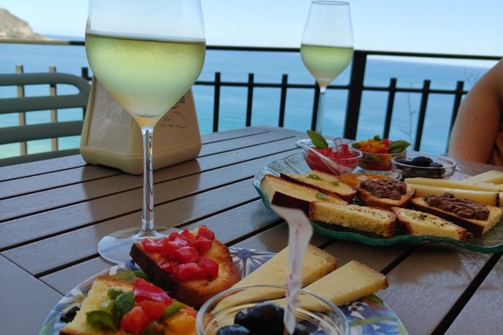 Oil-tasting experience near Cefalu