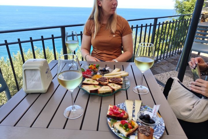 Oil-tasting experience near Cefalu